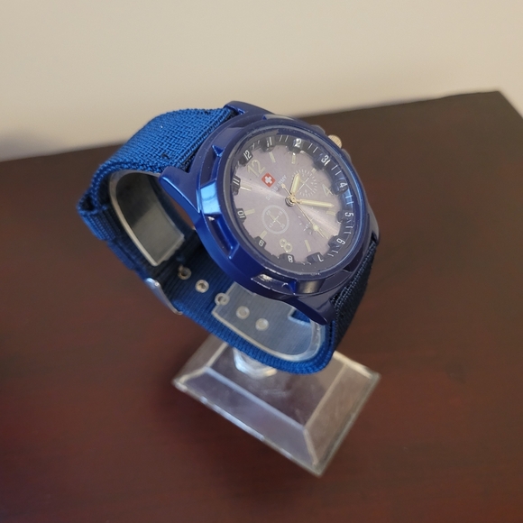 Navy Blue Swiss Army watch - Picture 3 of 3